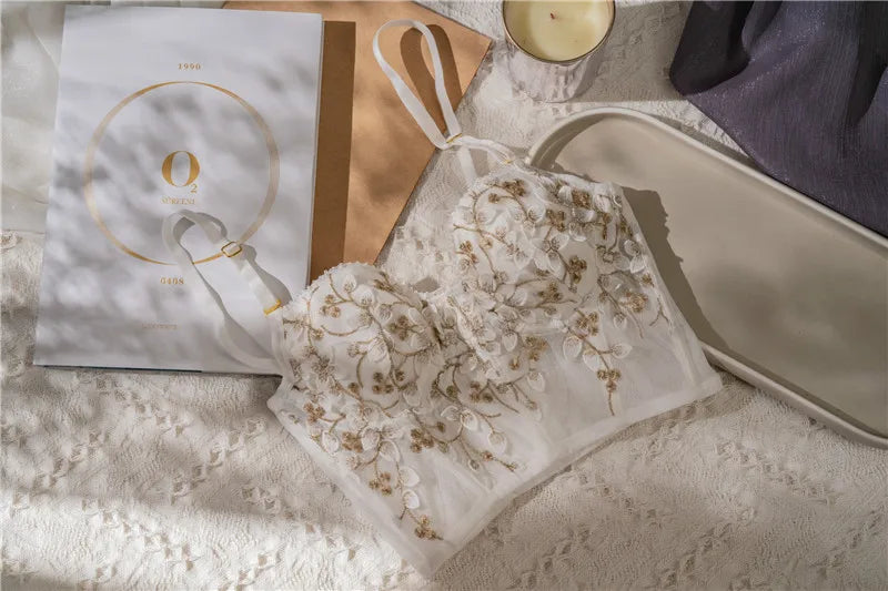 Nouvelle broderie dentelle fleurs sous-vêtements français Sexy corps façonnage Push Up soutien-gorge ensemble romantique blanc Lingerie soutiens-gorge et culottes ensemble