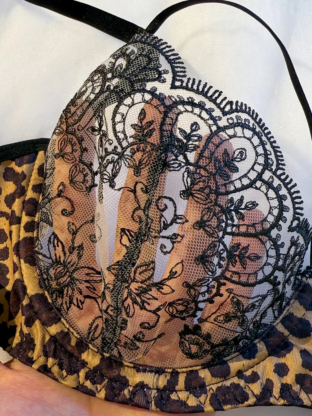 Un ensemble de lingerie sexy noir, associant un imprimé léopard et des motifs floraux, combinant un allure et une sensibilité ZA825120