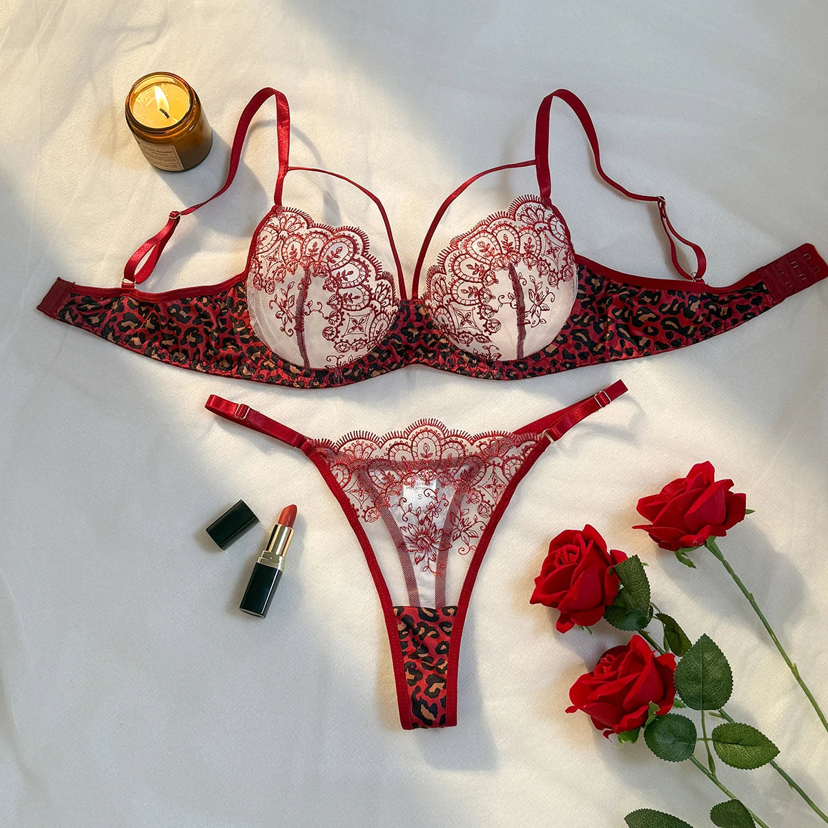 Un ensemble de lingerie sexy noir, associant un imprimé léopard et des motifs floraux, combinant un allure et une sensibilité ZA825120
