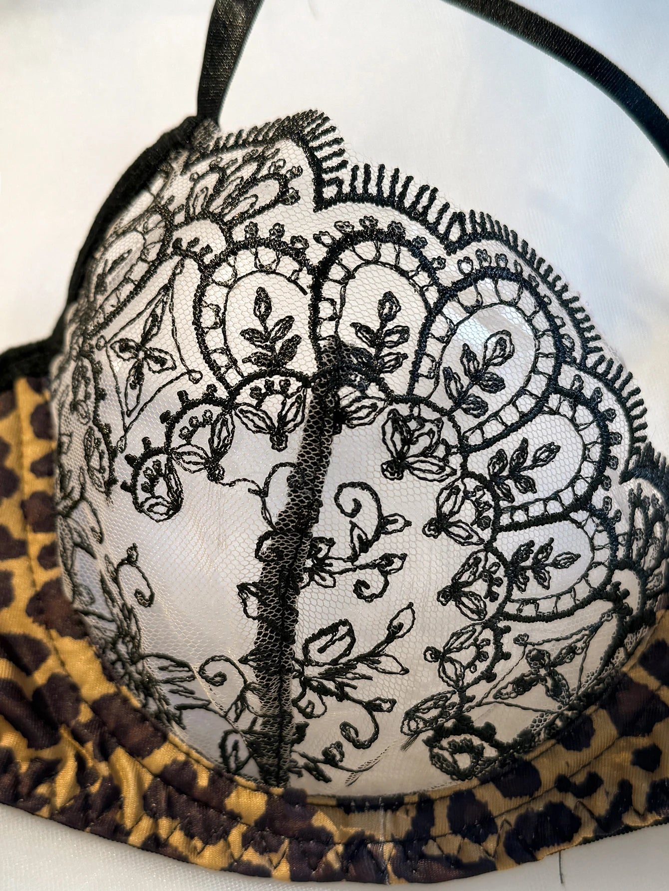 Un ensemble de lingerie sexy noir, associant un imprimé léopard et des motifs floraux, combinant un allure et une sensibilité ZA825120