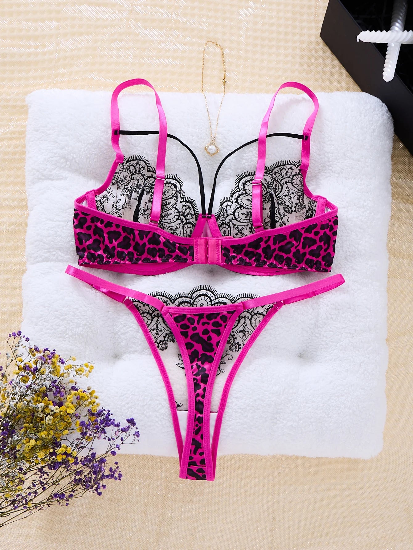 Un ensemble de lingerie sexy noir, associant un imprimé léopard et des motifs floraux, combinant un allure et une sensibilité ZA825120