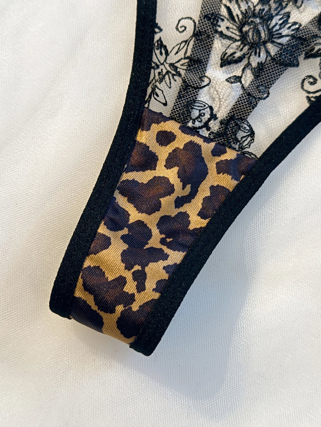 Un ensemble de lingerie sexy noir, associant un imprimé léopard et des motifs floraux, combinant un allure et une sensibilité ZA825120