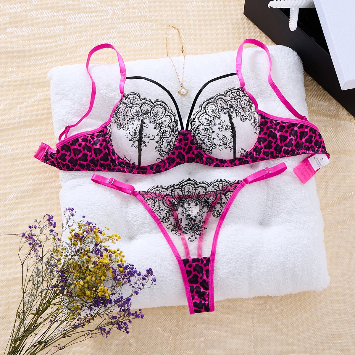 Un ensemble de lingerie sexy noir, associant un imprimé léopard et des motifs floraux, combinant un allure et une sensibilité ZA825120