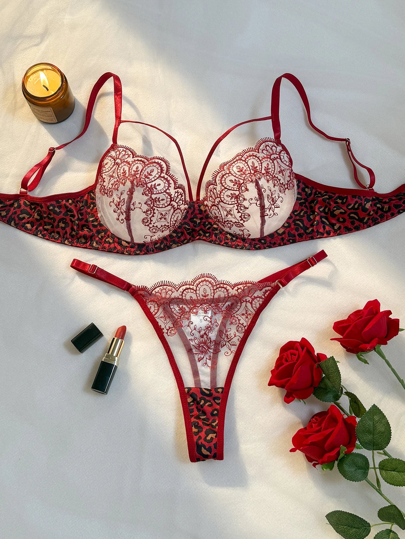 Un ensemble de lingerie sexy noir, associant un imprimé léopard et des motifs floraux, combinant un allure et une sensibilité ZA825120