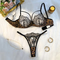 Un ensemble de lingerie sexy noir, associant un imprimé léopard et des motifs floraux, combinant un allure et une sensibilité ZA825120