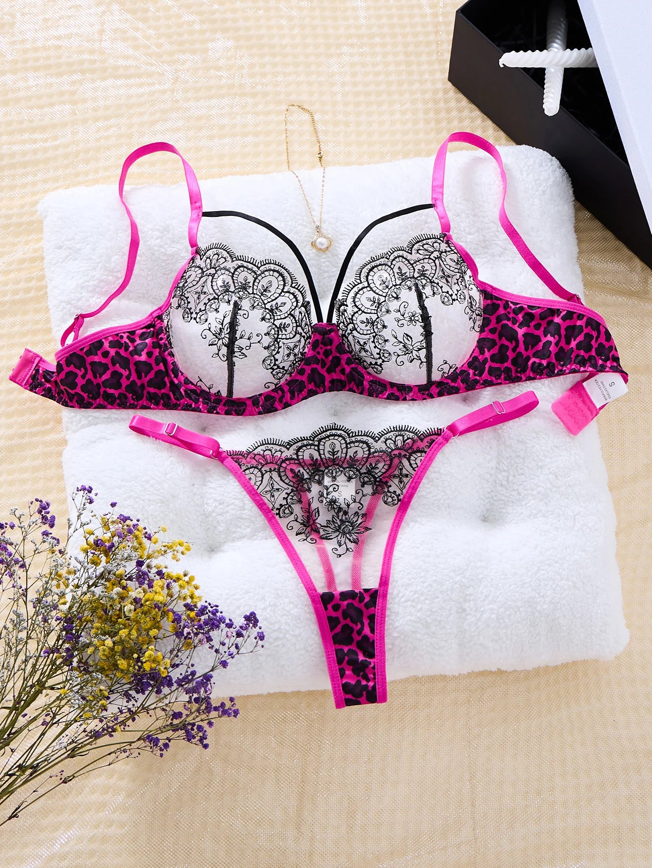 Un ensemble de lingerie sexy noir, associant un imprimé léopard et des motifs floraux, combinant un allure et une sensibilité ZA825120